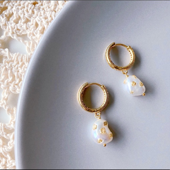 Gold Baroque Pearl Hoop Earring - Picture 5 of 7